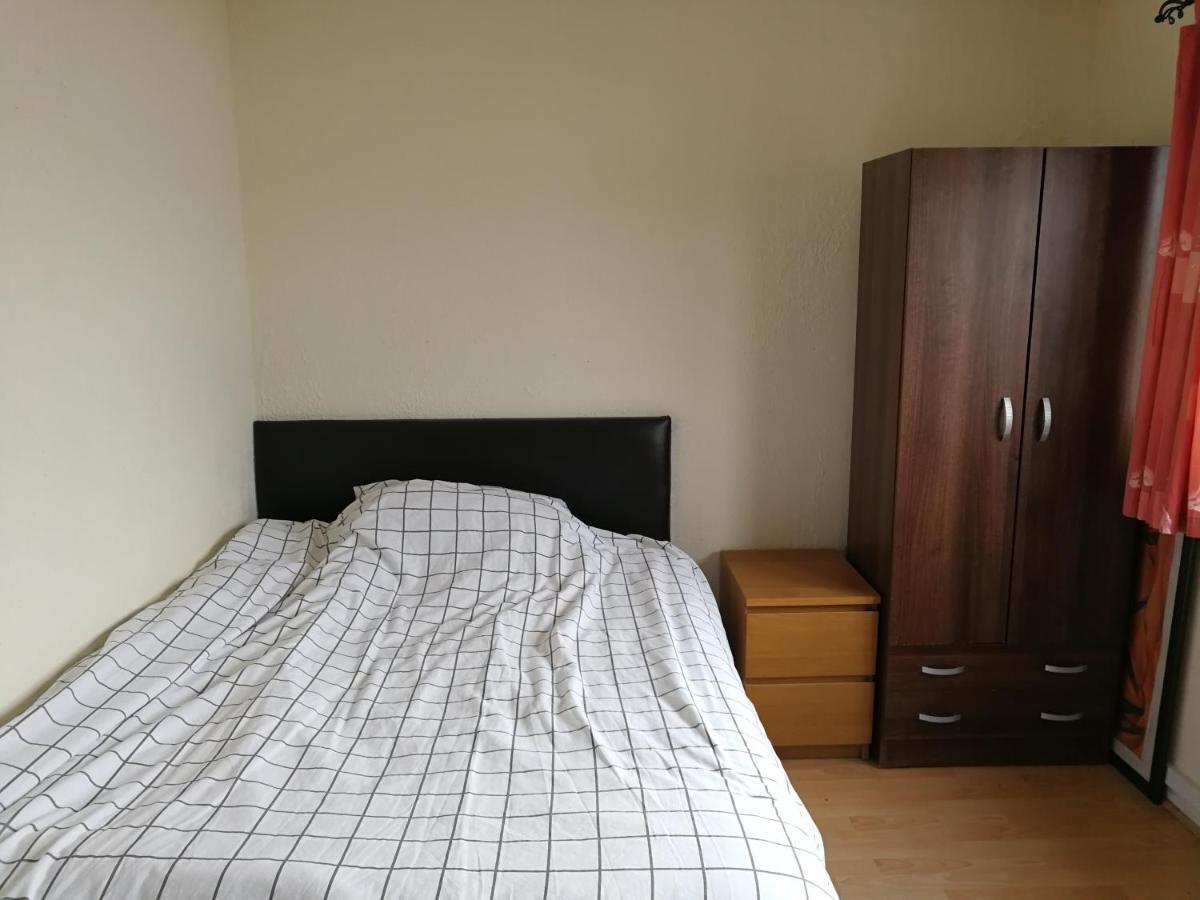 A Double Bedroom Near Glasgow City Centre Not In Great Condition Suitable For Short Stay Kültér fotó